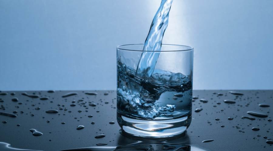 Blasenentzündung: viel trinken, am besten Wasser und Tees